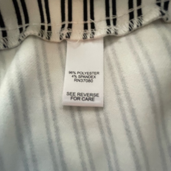 Pretty pin stripe shorts NWT Size M - Picture 7 of 7